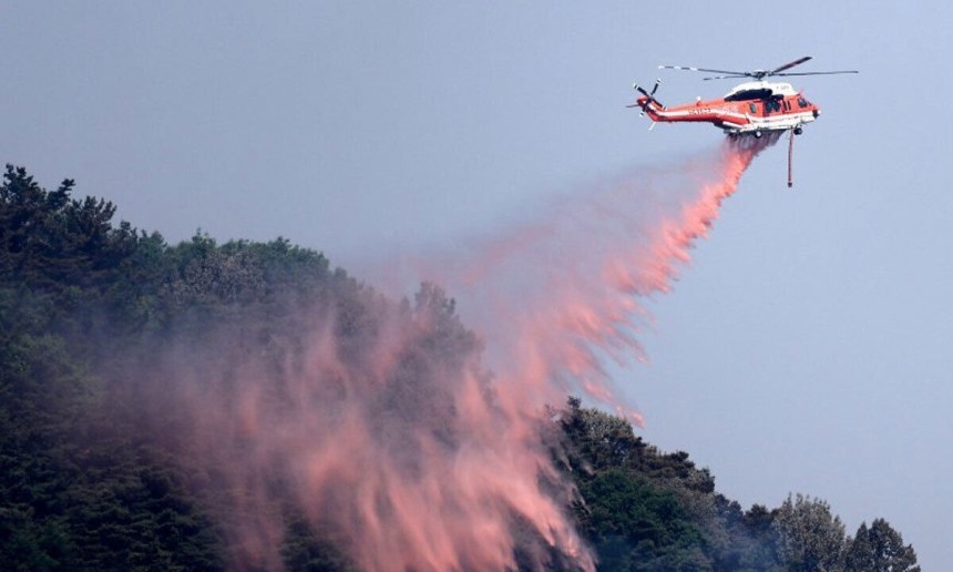 대구시 북구 함지산 산불 이틀째인 29일 대구 북구 산불 현장에서 헬기가 진화작업을 하고 있다. 뉴시스