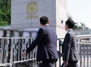 경찰 비화폰 서버 확보 완료… 뒤늦게 검찰 등장해 신경전