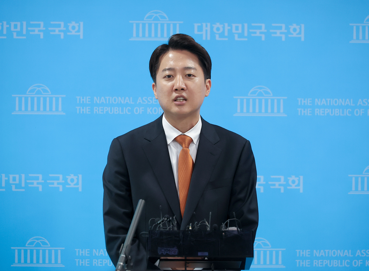 개혁신당 이준석 대선 후보가 22일 서울 여의도 국회 소통관에서 국민의힘 김문수 대선 후보와의 단일화 요구에 대한 입장 발표 기자회견을 마친 뒤 취재진 질문에 답하고 있다. <연합뉴스>