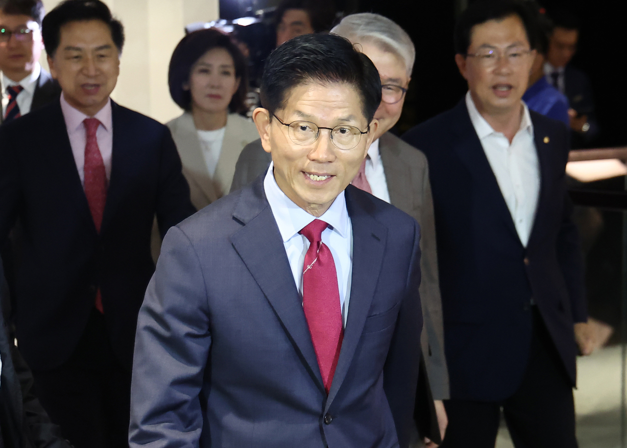 국민의힘 김문수 대선 후보가 23일 중구 더플라자호텔 서울에서 열린 2025년 제3회 국가와 민족을 위한 조찬기도회에 참석하고 있다. <연합>